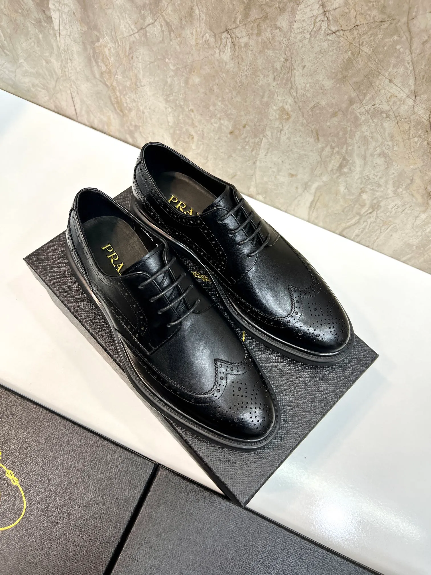 Original order quality: P580 Brand: PRADA (Prada) Standard code: Men's size 38/44 (45 can be customized) Grade: Same style as the official website High-quality men's shoes Material: Original cowhide Water-dyed cowhide lining Rubber outsole Style categories: Men's fashionable formal leather shoes Slip-on men's shoes series Young fashion European and American trends British style Top luxury Color: Actual picture